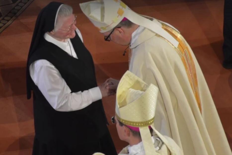 Ordensratsvorsitzende Sr. Ancilla-Maria gratuliert Bischof Peter nach der Bischofsweihe
