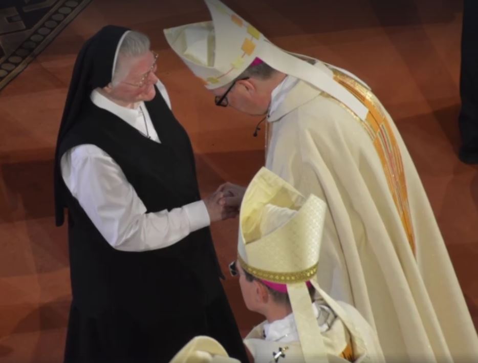 Ordensratsvorsitzende Sr. Ancilla-Maria gratuliert Bischof Peter nach der Bischofsweihe (c) Screenshot der SWR-Fernsehübertragung