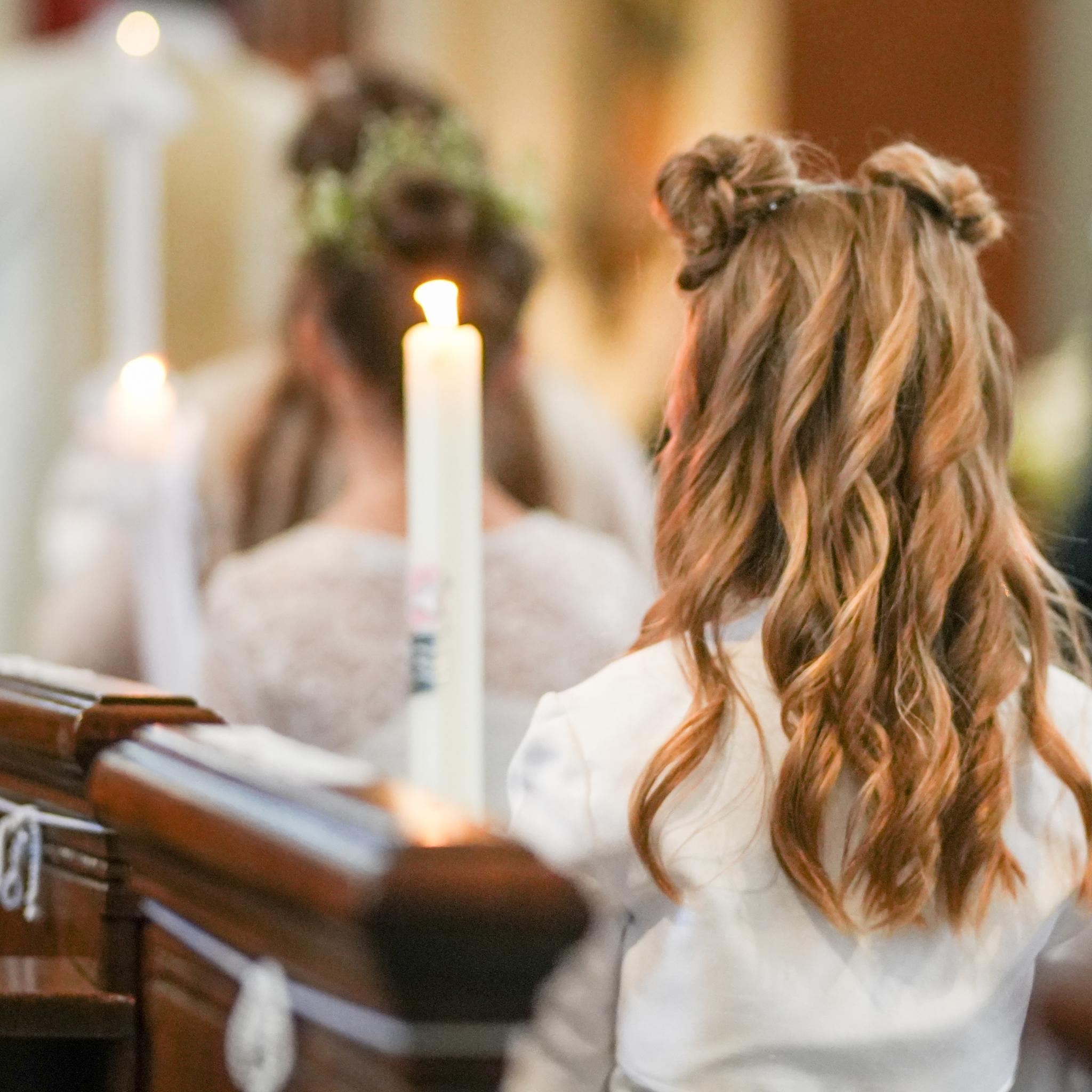 Mädchen bei der Kommunion