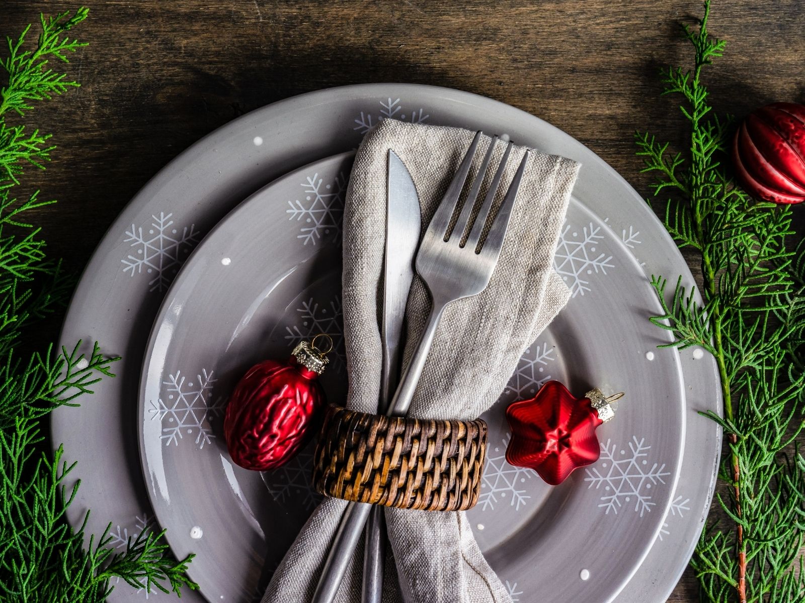 Teller mit Besteck weihnachtlich gedeckt