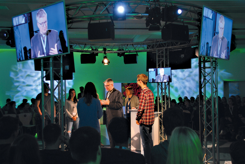 JS-Gespräch Bischof Townhall_300