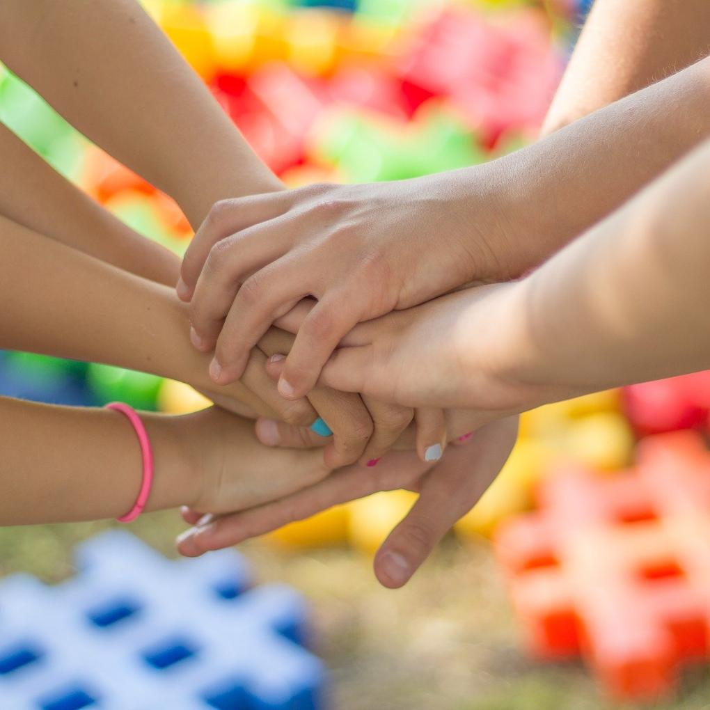 hands-ge3554f14f_1920
