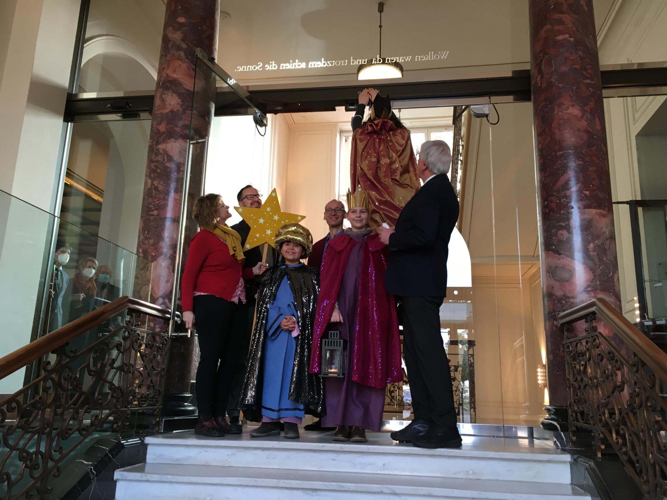 Anbringen des Segens an die Eingangstür der Staatskanzlei