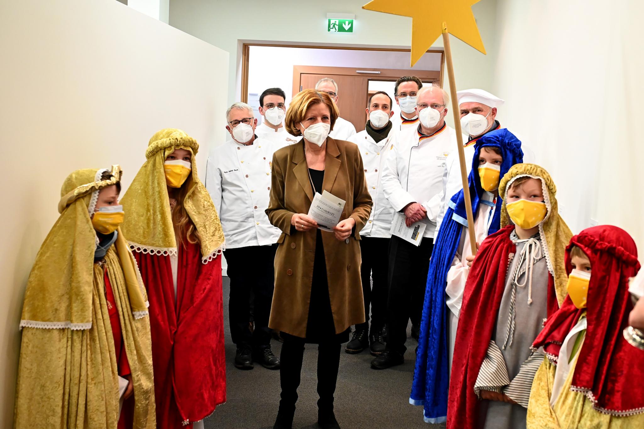 Malu Dreyer mit den Sternsinger*innen und den Bäcker*innen der Bäcker-Innung