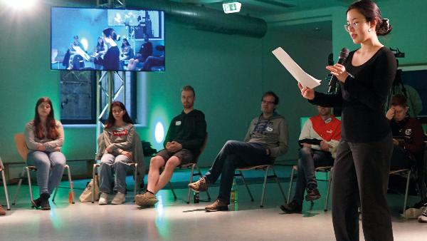 Jugendsynode_Eine TN stellt Workshopergebnisse vor_BDKJ Mz-Brandmüller