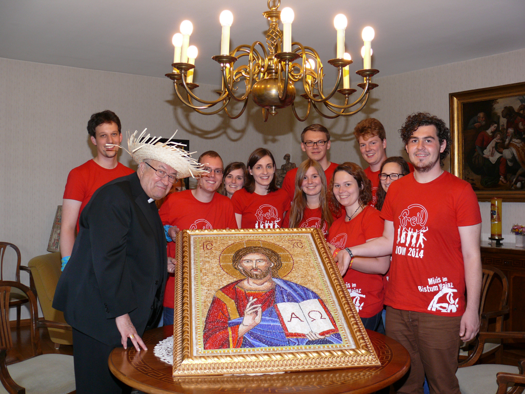 Die Minis Mainz überreichen Karl Kardinal Lehmann ein Geschenk von der Titelkirche (c) Bistum Mainz