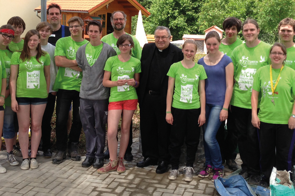 Karl Kardinal Lehmann besucht eine Gruppe Ehrenamtlicher bei der 72-Stunden-Aktion 2013 (c) KoKreis Gießen