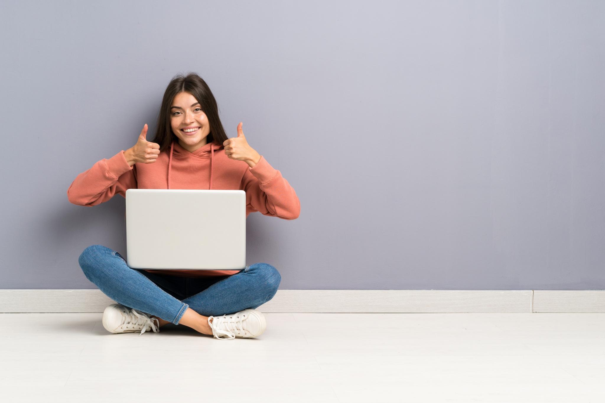 Junge Frau mit Laptop