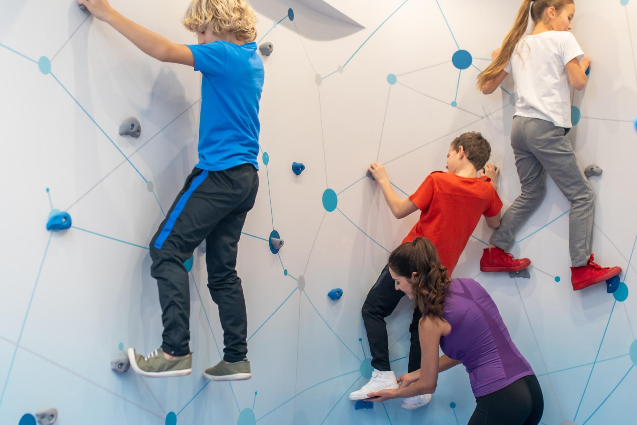 Kinder an der Kletterwand