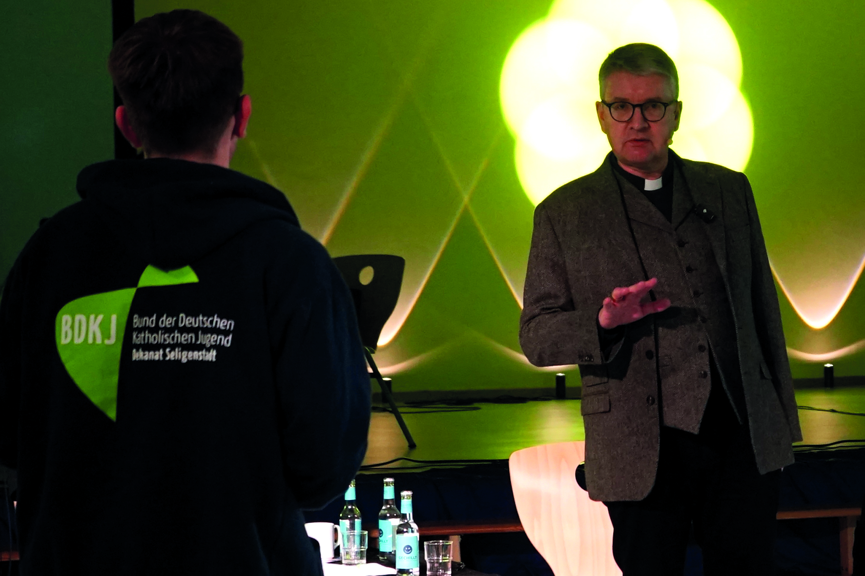 Bischof Kohlgraf geht in der Townhall auf die Fragen der Teilnehmer*innen ein (c) BDKJ Mainz / Brandmüller
