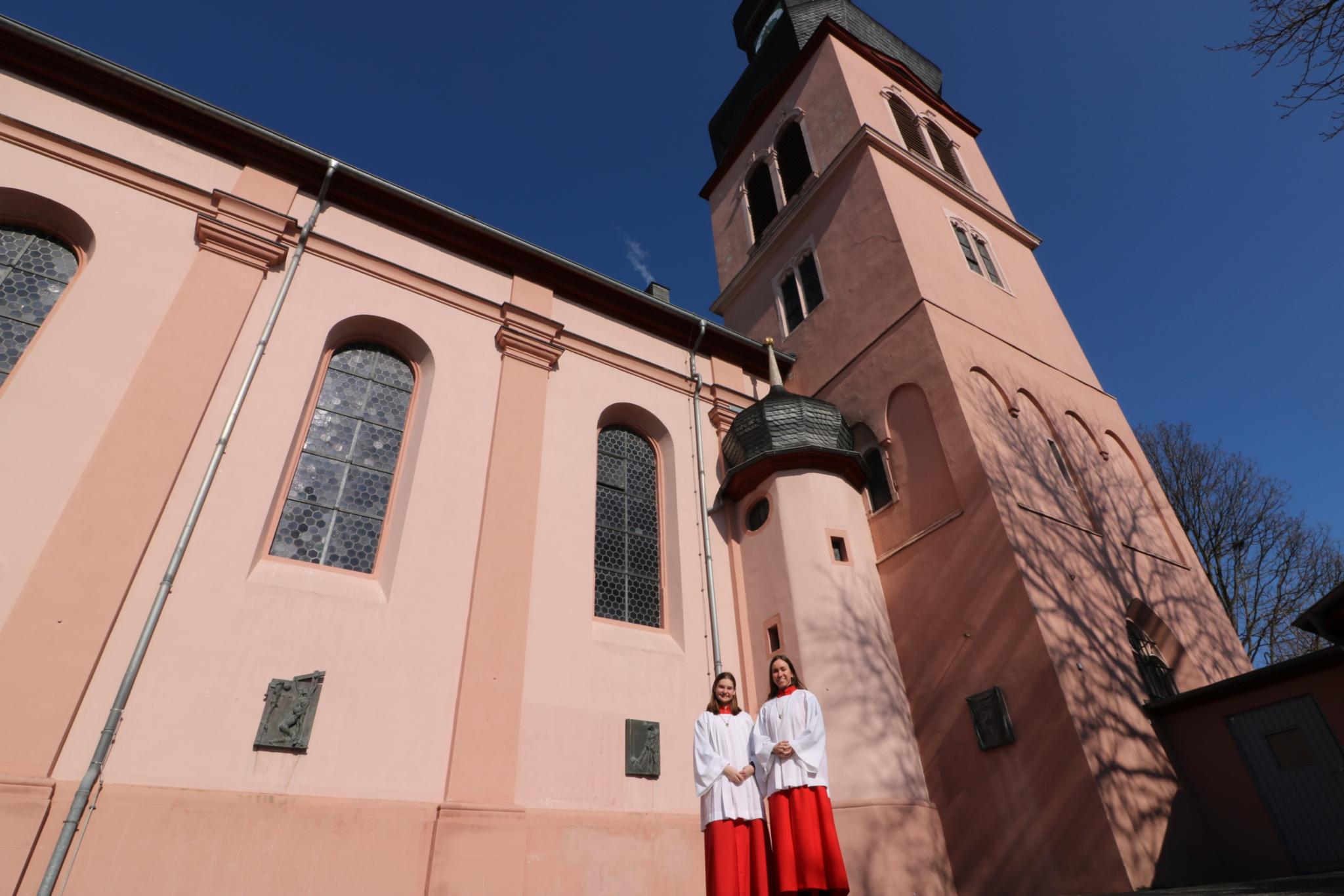 Große Minis vor Kirche 2