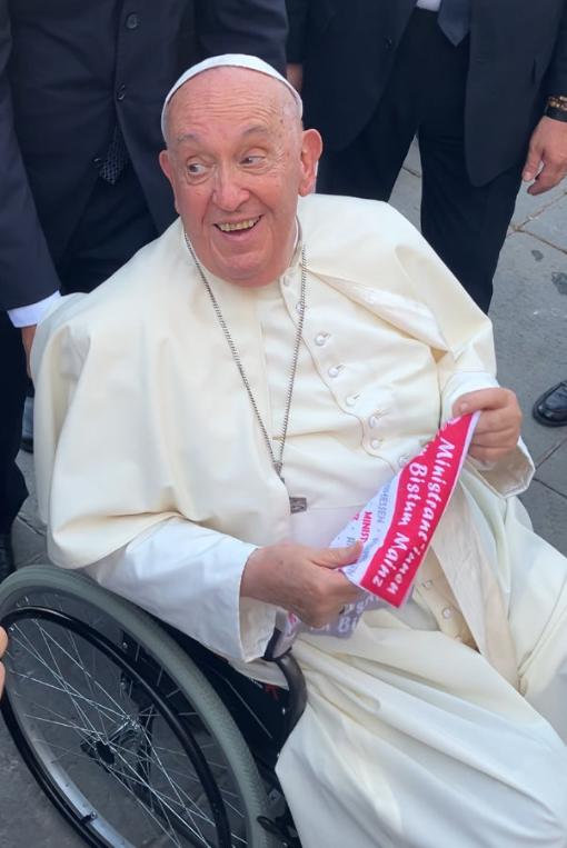 Papst mit Mainzer Schlauchtuch