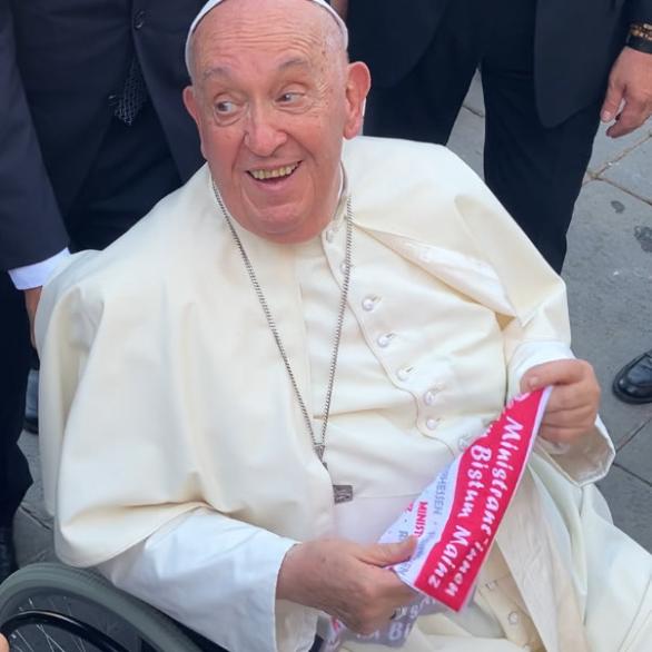 Papst mit Mainzer Schlauchtuch (c) Referat Ministrant:innen im Bistum Mainz