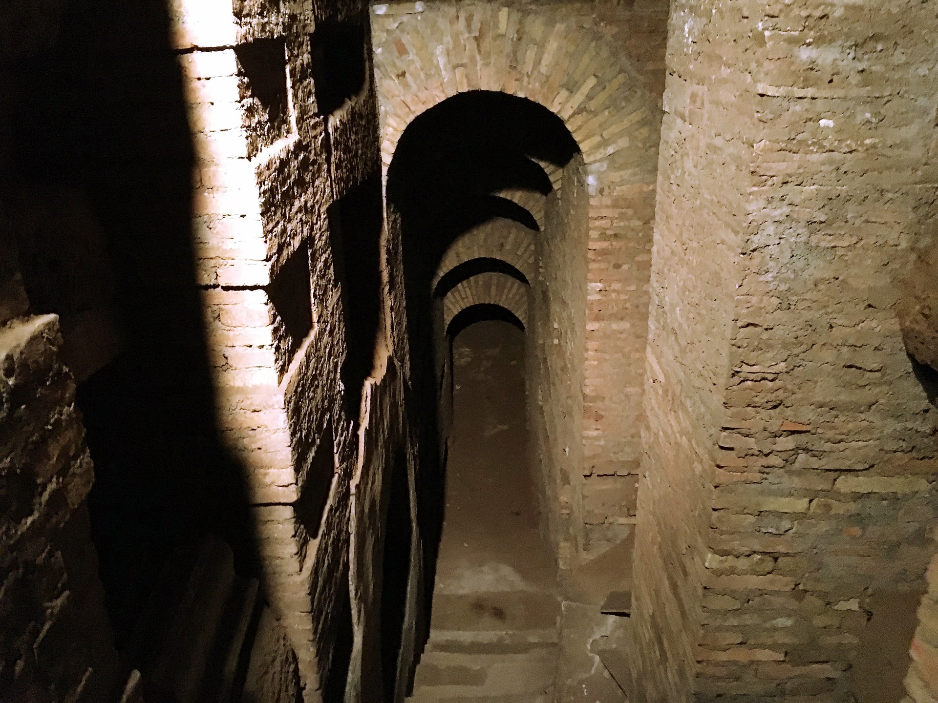 Tunnel zum Kloster (c) Bild von georgesyrios auf Pixabay