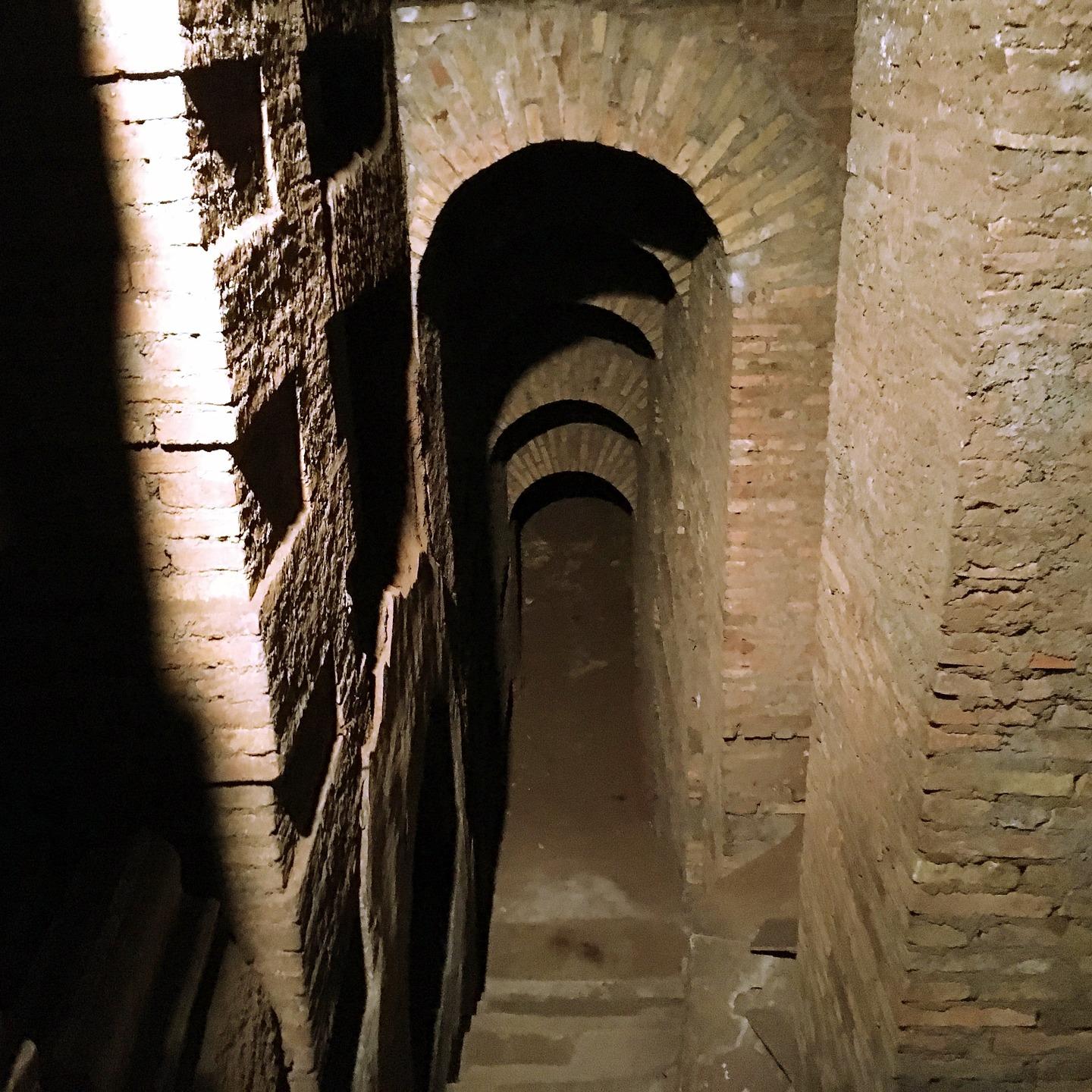 Tunnel zum Kloster (c) Bild von georgesyrios auf Pixabay