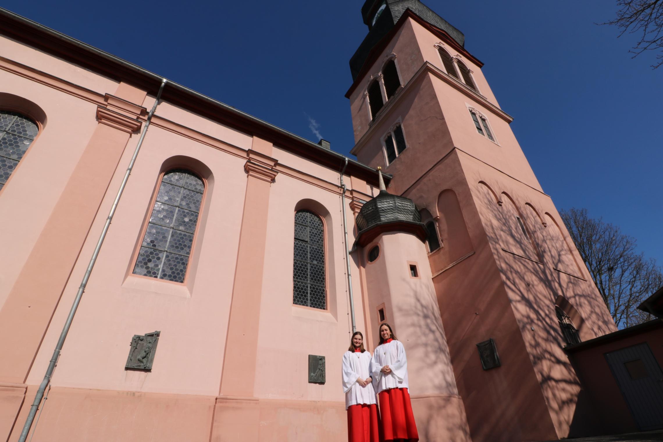 Große Minis vor Kirche 2 (c) Ref. Ministrant*innen, Bistum Mainz