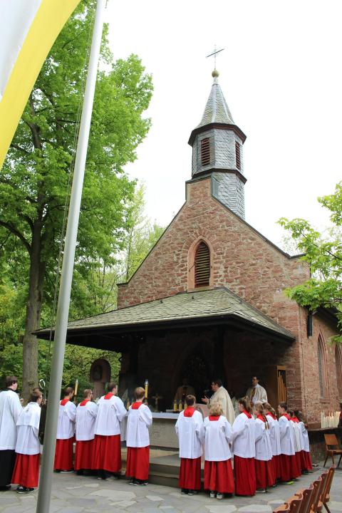 Die Kapelle auf der Liebfrauenheide in Hainburg ist mit einigen Ministrant:innen rund um den Altar abgebildet.