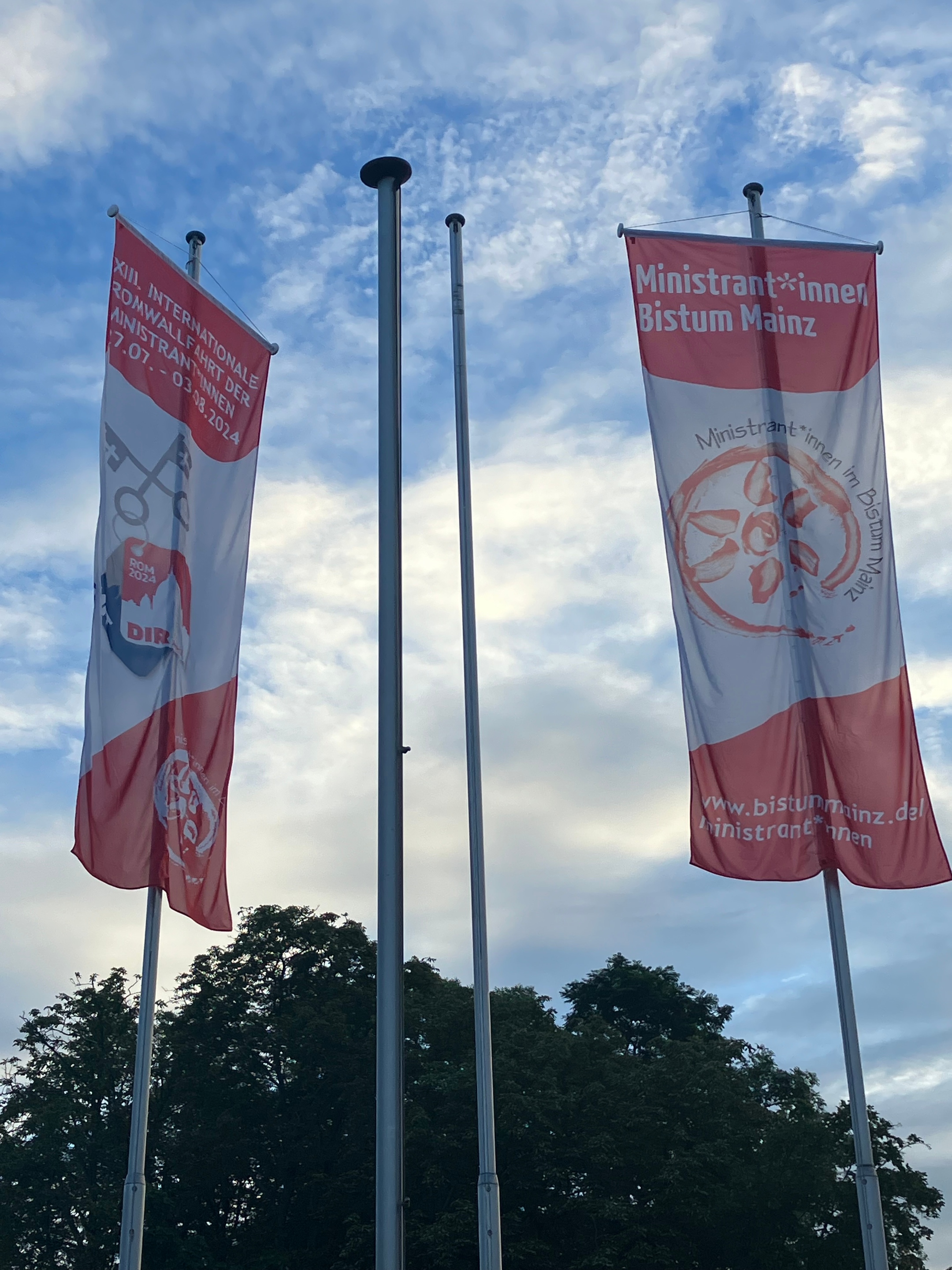 Flaggen Ministrant*innen Mainz