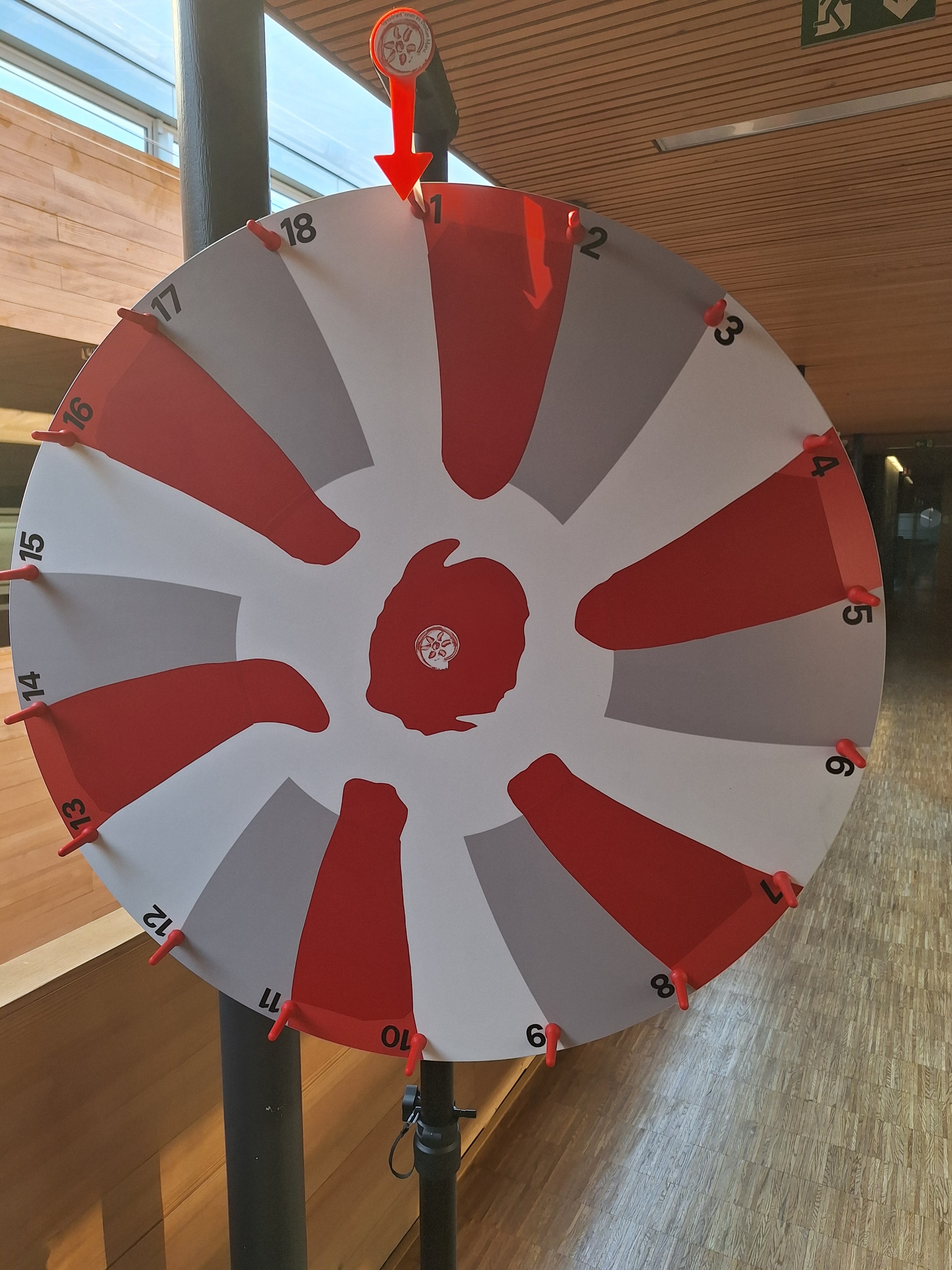 Bild des Glücksrads des Mini-Referats, das im Design des Logos gestaltet ist