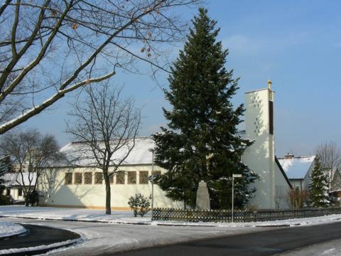 Auf dem Bild sieht man die Neu-Isenburger Kirche Heilig Kreuz im Winter mit Schnee