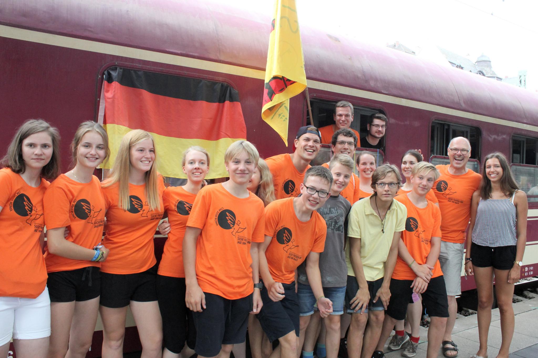 Mainz, 28.7.2018: Große Vorfreude bei den Ministrantinnen und Ministranten der Pfarrei St. Peter in Mainz kurz vor der Abfahrt des Sonderzuges nach Rom. Die Minis aus St. Peter hatten für das Zugradio ein eigenes Programm produziert.