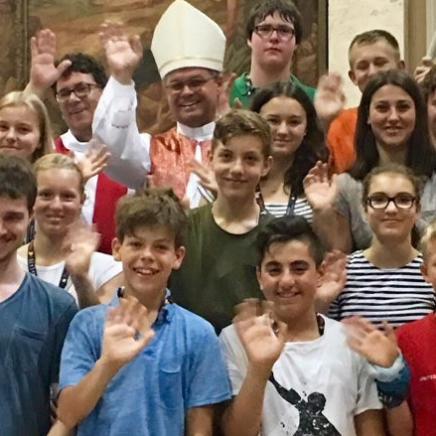 Weihbischof Bentz mit Ministranten in Rom