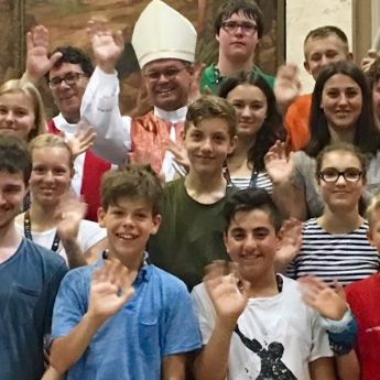 Weihbischof Bentz mit Ministranten in Rom