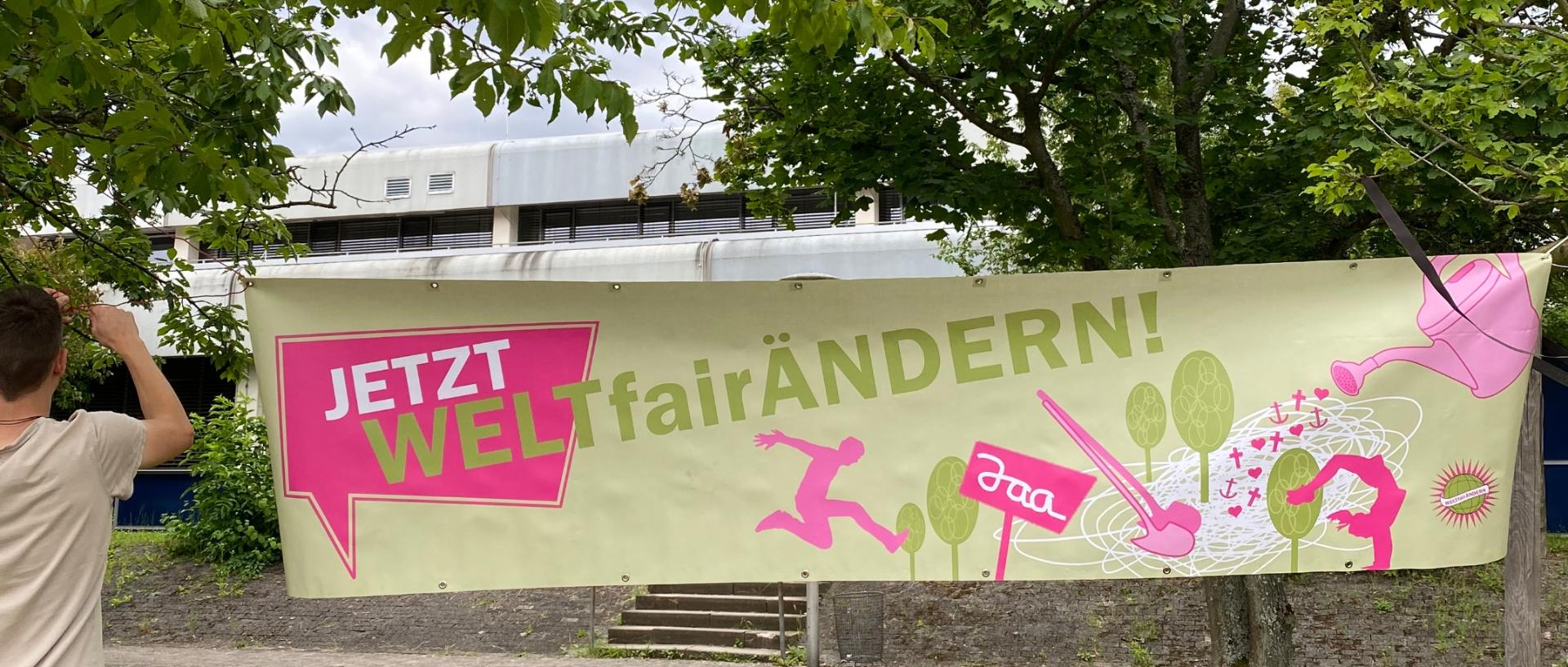 Banner werden aufgehängt