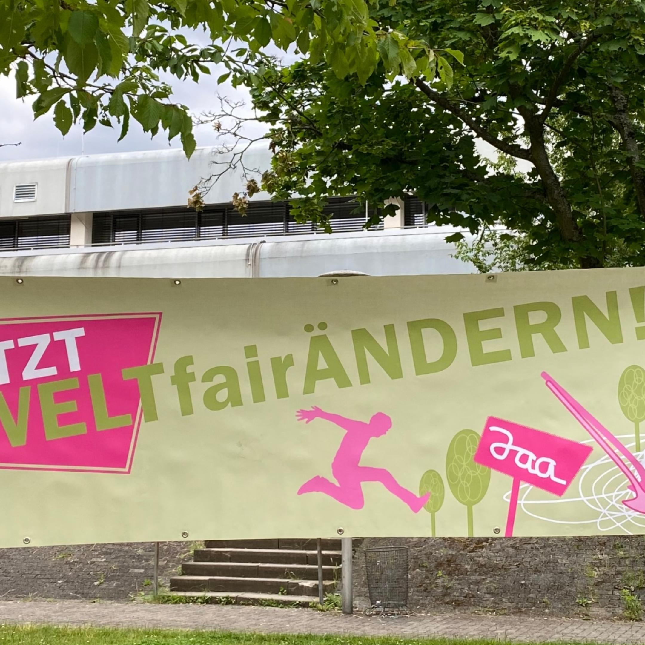 Banner werden aufgehängt