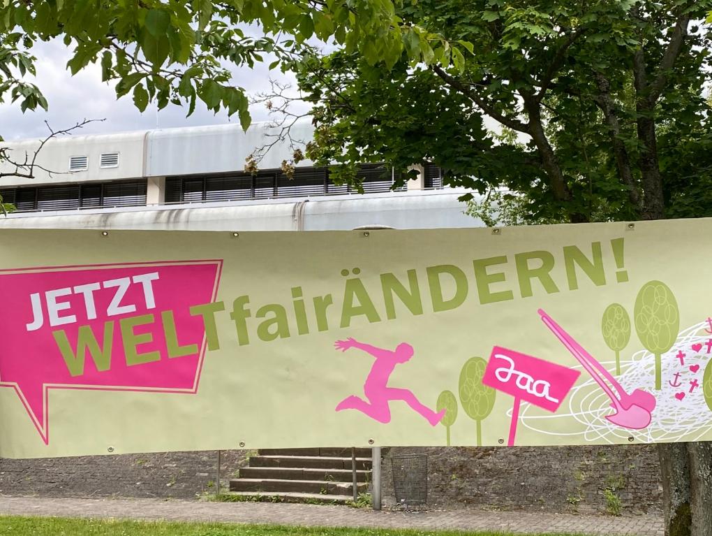 Banner werden aufgehängt