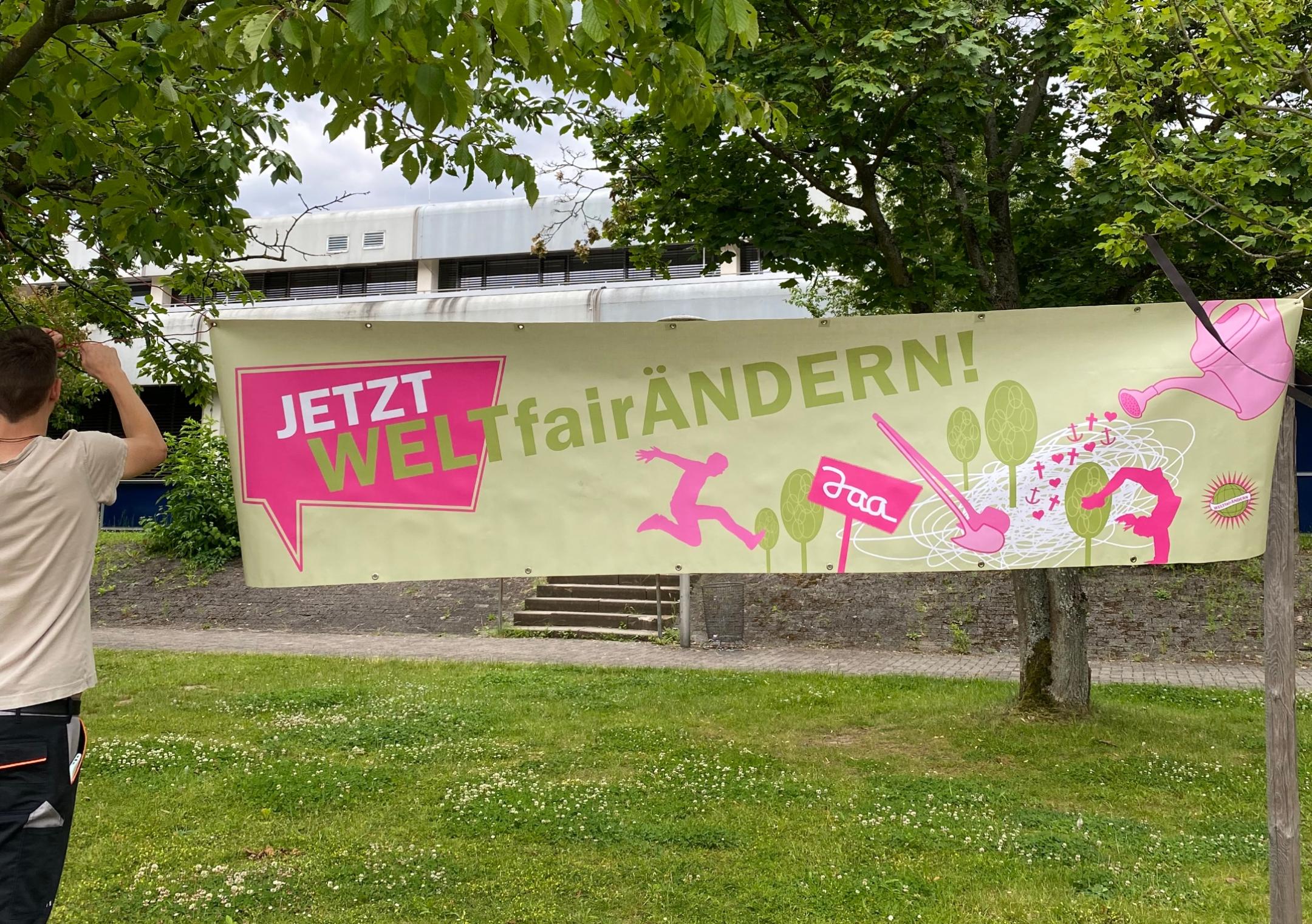 Banner werden aufgehängt