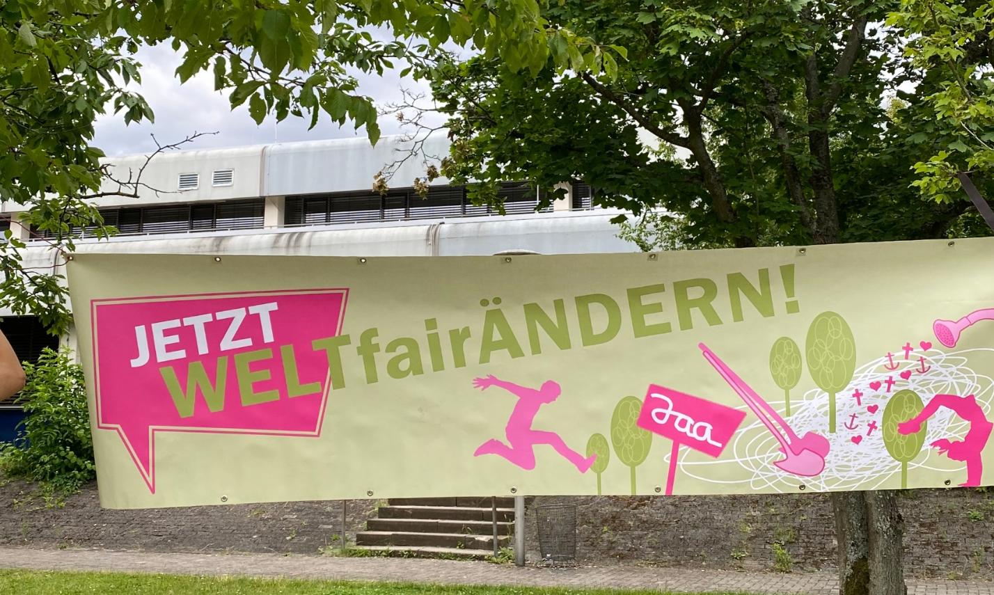 Banner werden aufgehängt