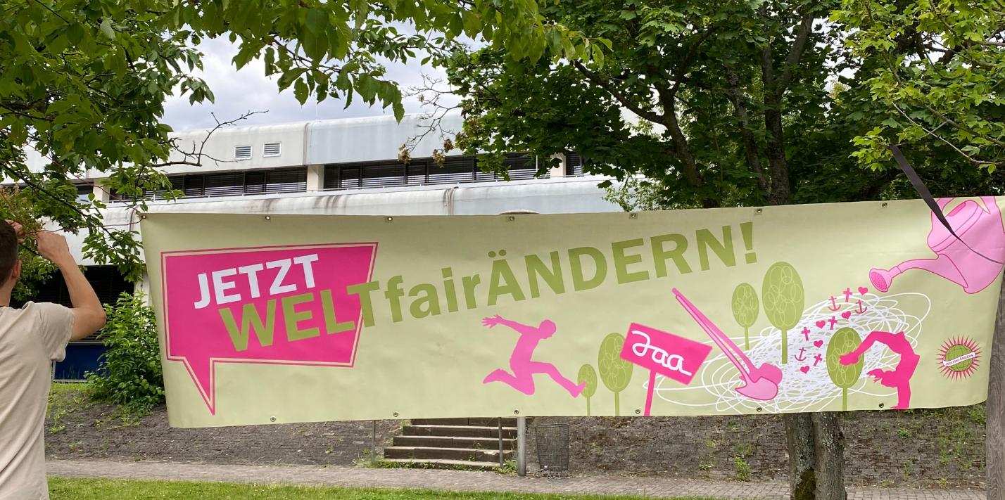 Banner werden aufgehängt