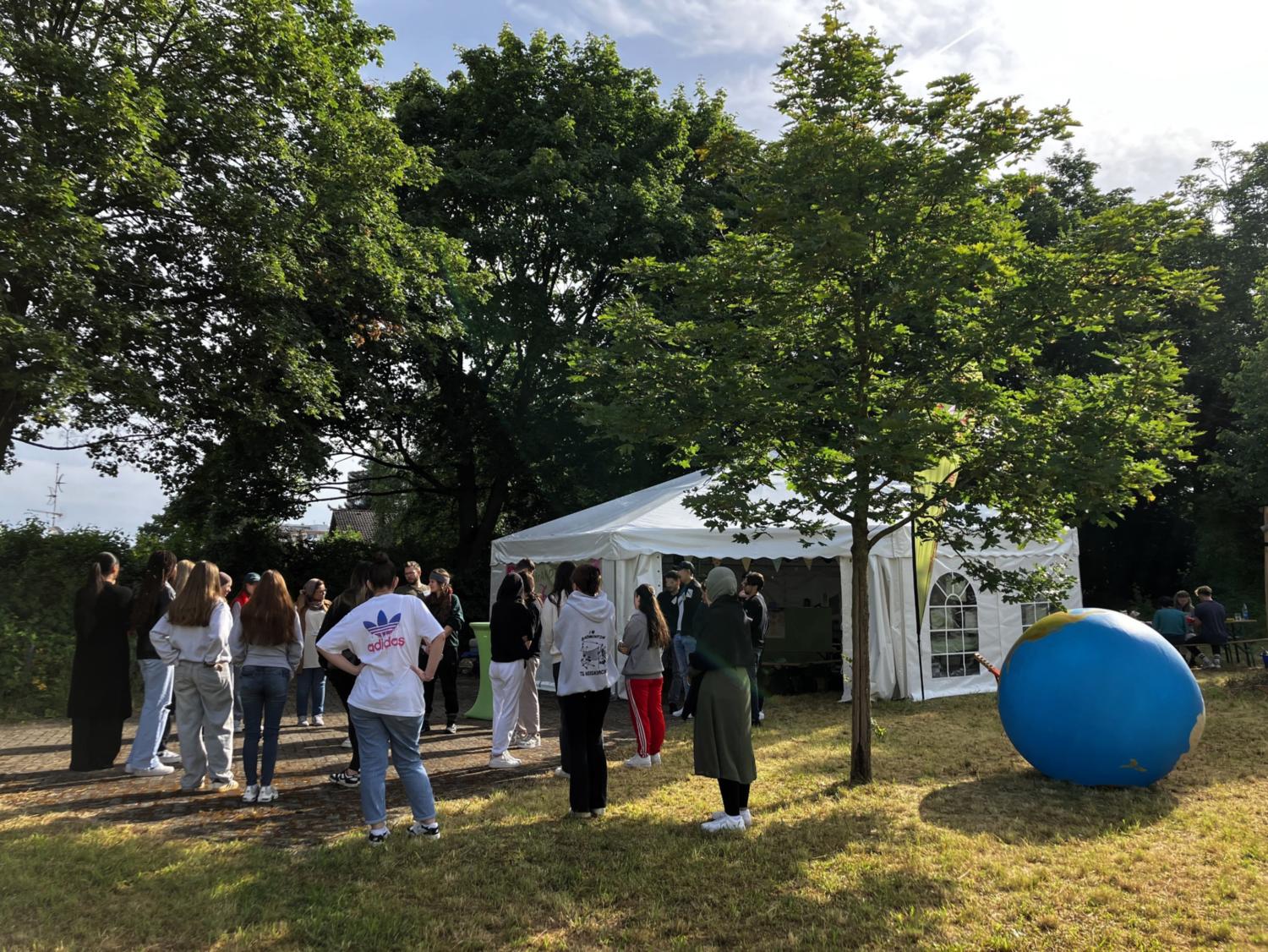WfÄ-Zelt mit Schulklasse_Rechte bei WELTfairÄNDERN Mainz fairfremdet (c) WELTfairÄNDERN Mainz