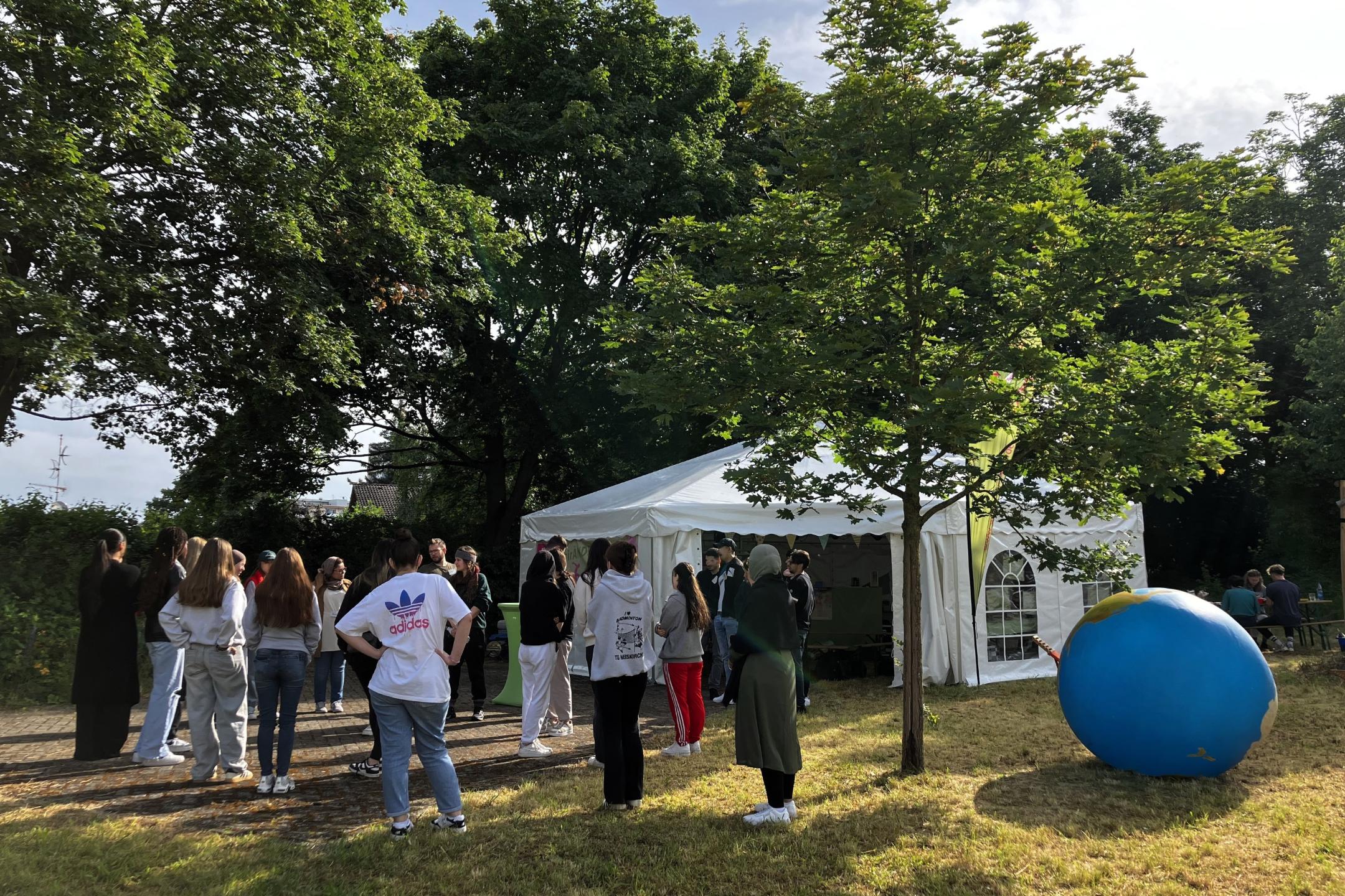 WfÄ-Zelt mit Schulklasse_Rechte bei WELTfairÄNDERN Mainz fairfremdet