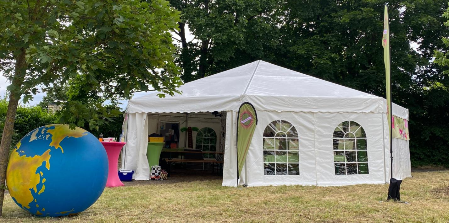 Zelt mit Weltkugel