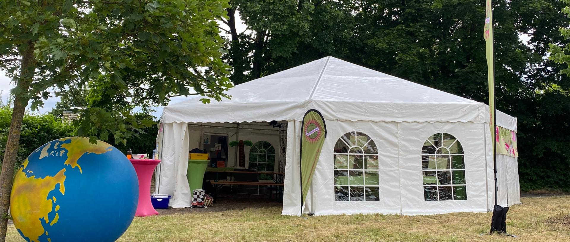 Zelt mit Weltkugel
