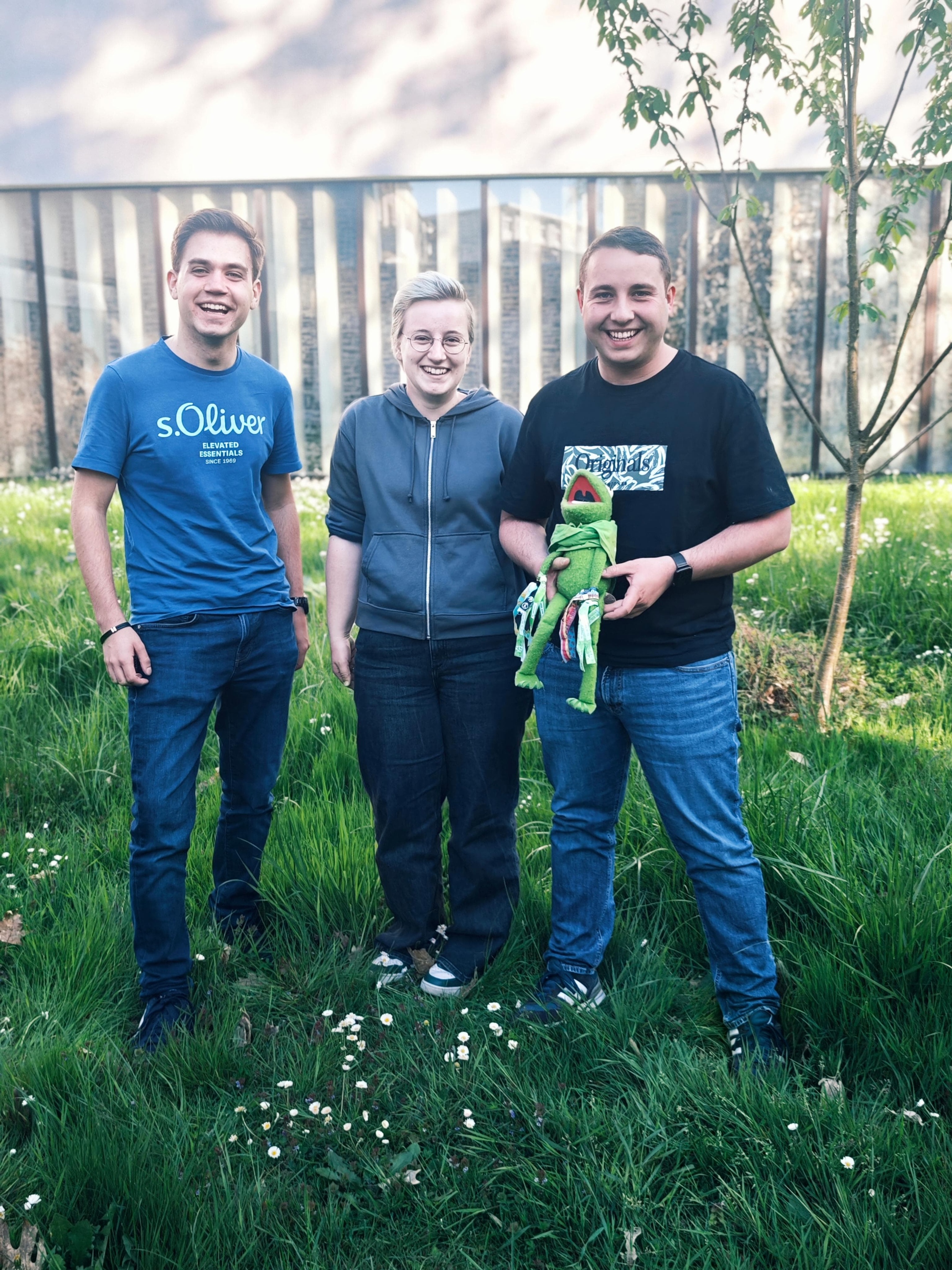 Von Links: Christopher Melchior, Jacqueline Stosberg, Benedikt Kiefer und Kermit der Frosch