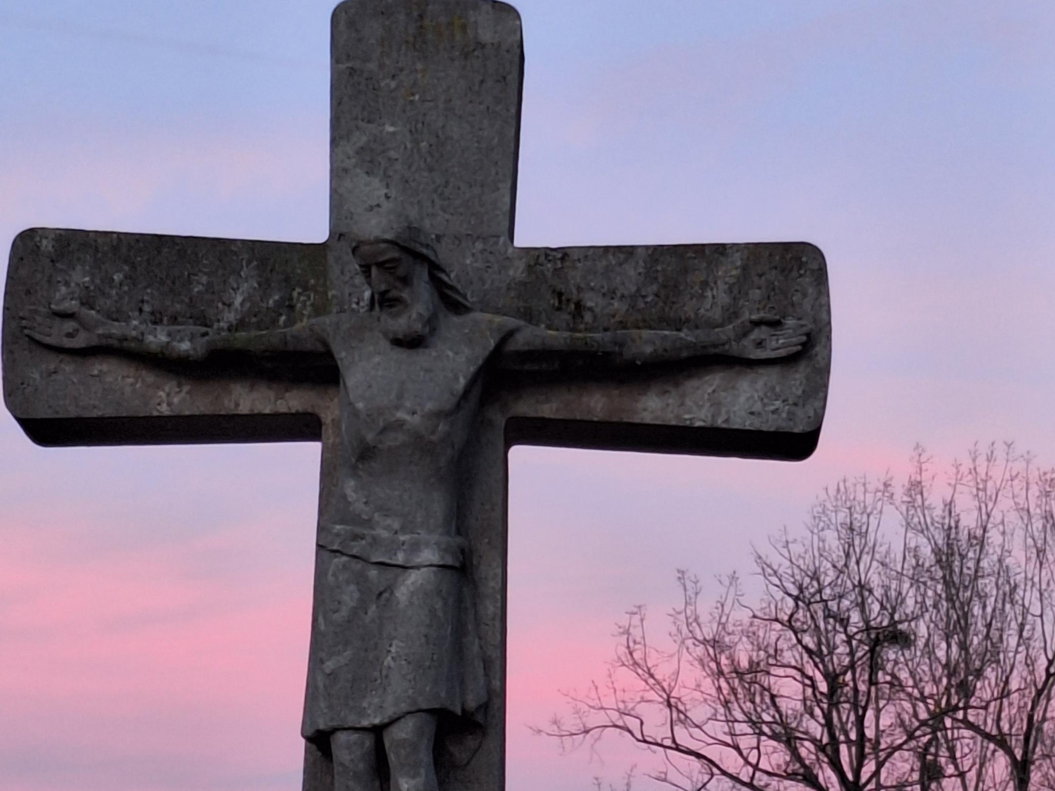 Kreuz im Sonnenuntergang