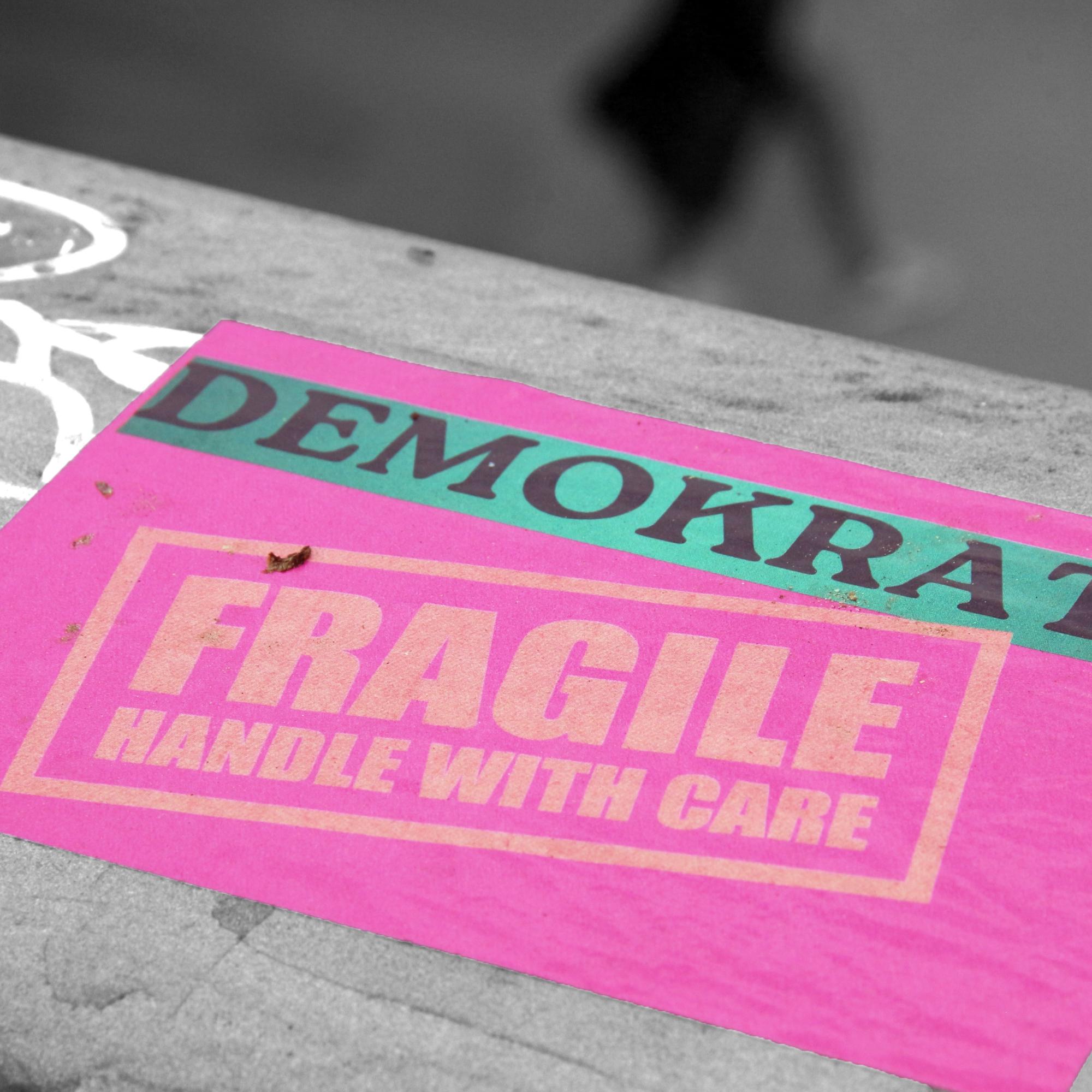 Demokratie Fragile - Handle With Care