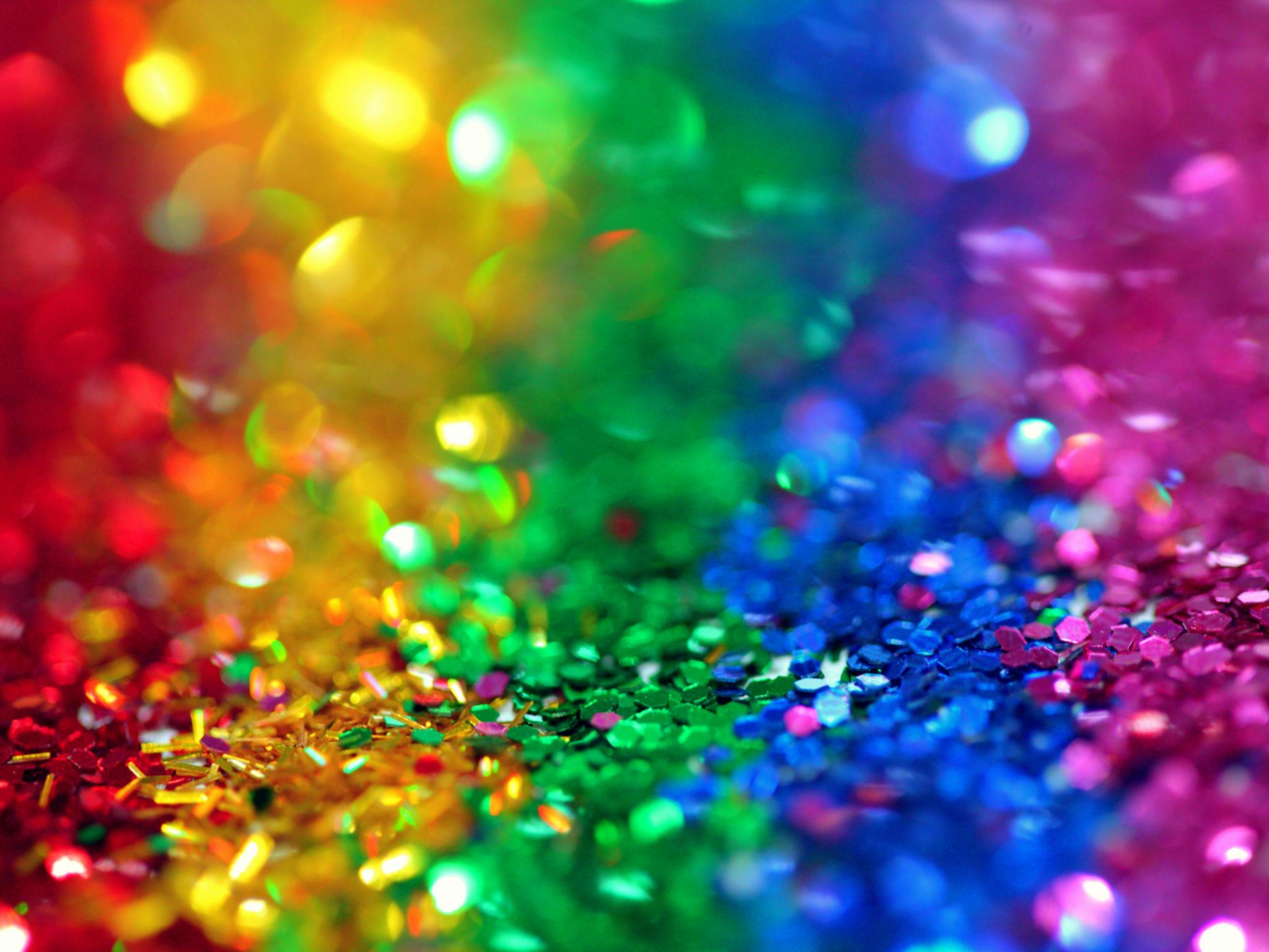Zu sehen sind fünf Reihen in Regenbogenfarben aus Glitzersteinchen