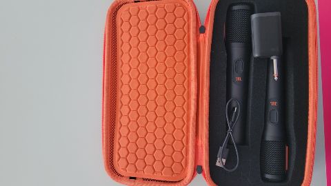 Zwei JBL Wireless Mikrofone in einer Tasche