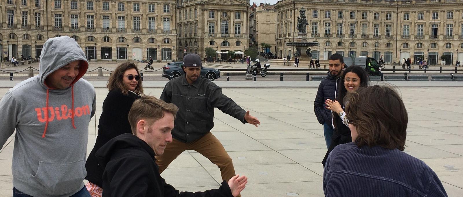 Jugendliche spielen auf einem Paltz das Ninja Spiel