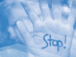 Eine Hand ist ausgestreckt. Auf der Handinnenfläche steht das Wort Stop!