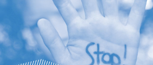 Eine Hand ist ausgestreckt. Auf der Handinnenfläche steht das Wort Stop!