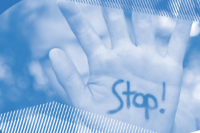 Eine Hand ist ausgestreckt. Auf der Handinnenfläche steht das Wort Stop!