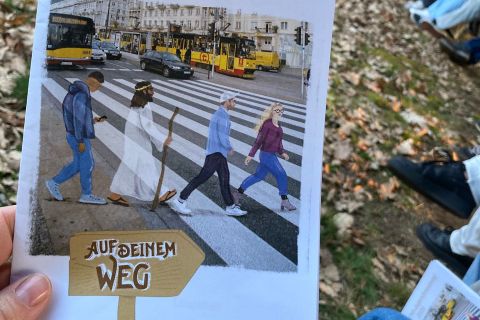 Eine Hand hält das Heft zum Jugendkreuzwerg