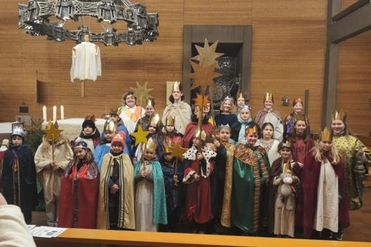 Kinder und jugendliche als Sternsinger*innn in einer Kirche