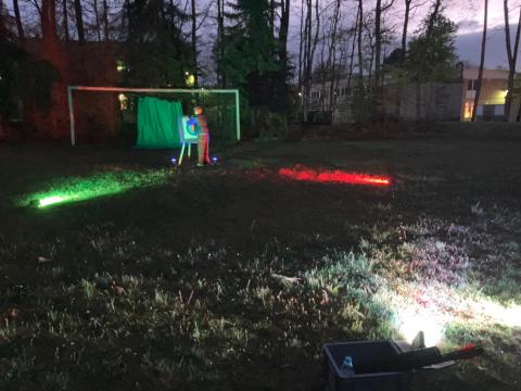 Fußballpaltz, Tor mit Pfeil und Bogen