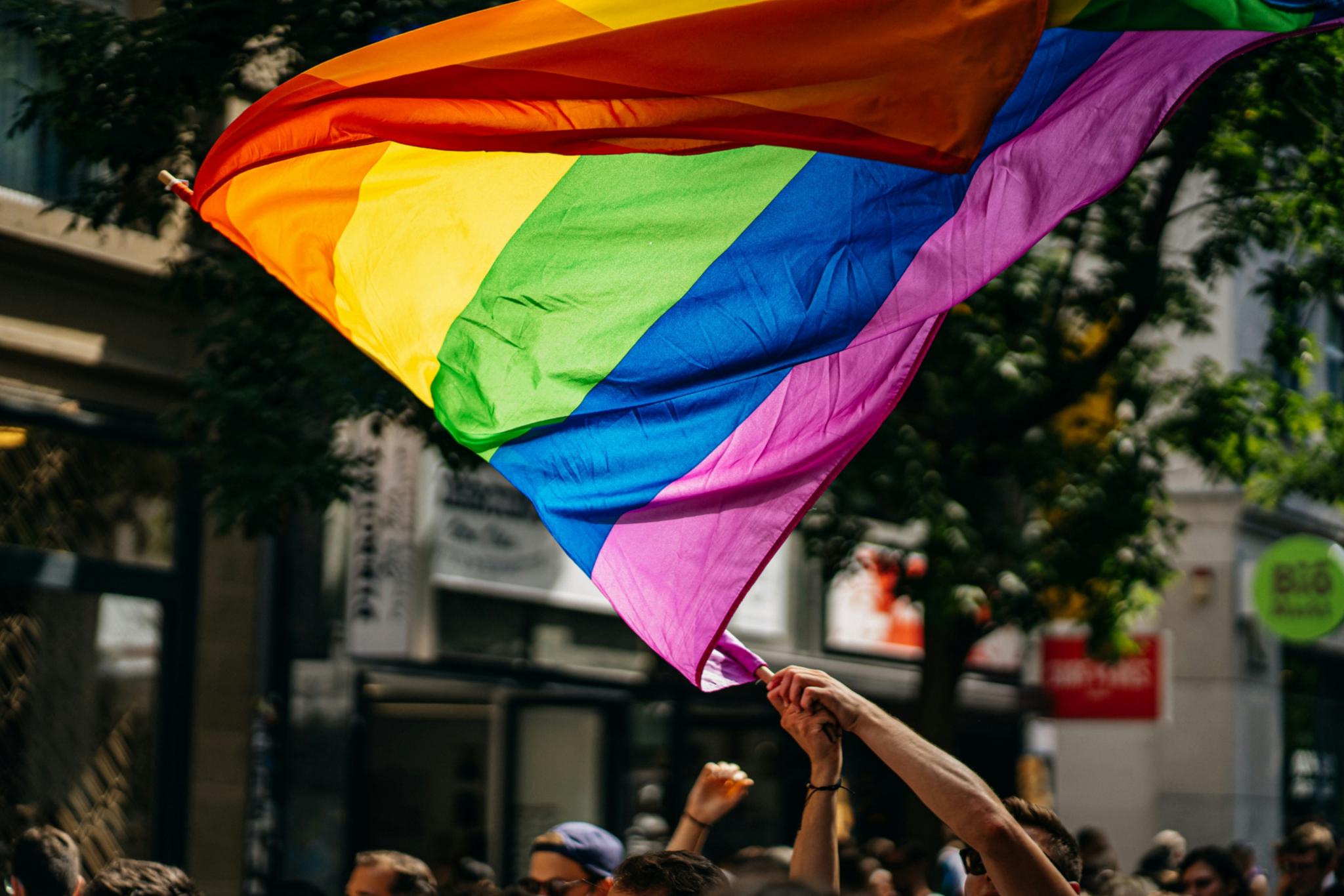 Es wird eine LGBTQI+ flagge geschwnkt